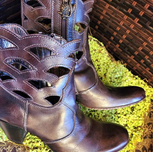 SIREN Mark Nason Chocolate Brown Ankle Cutouts 3"  Leather Luxury Heels Boots 8 - Picture 15 of 15